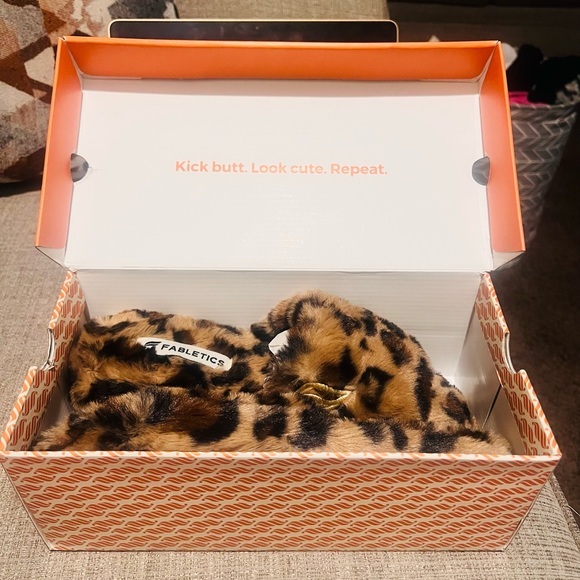 NEW Fabletics slip on leopard fur slippers - Picture 3 of 5